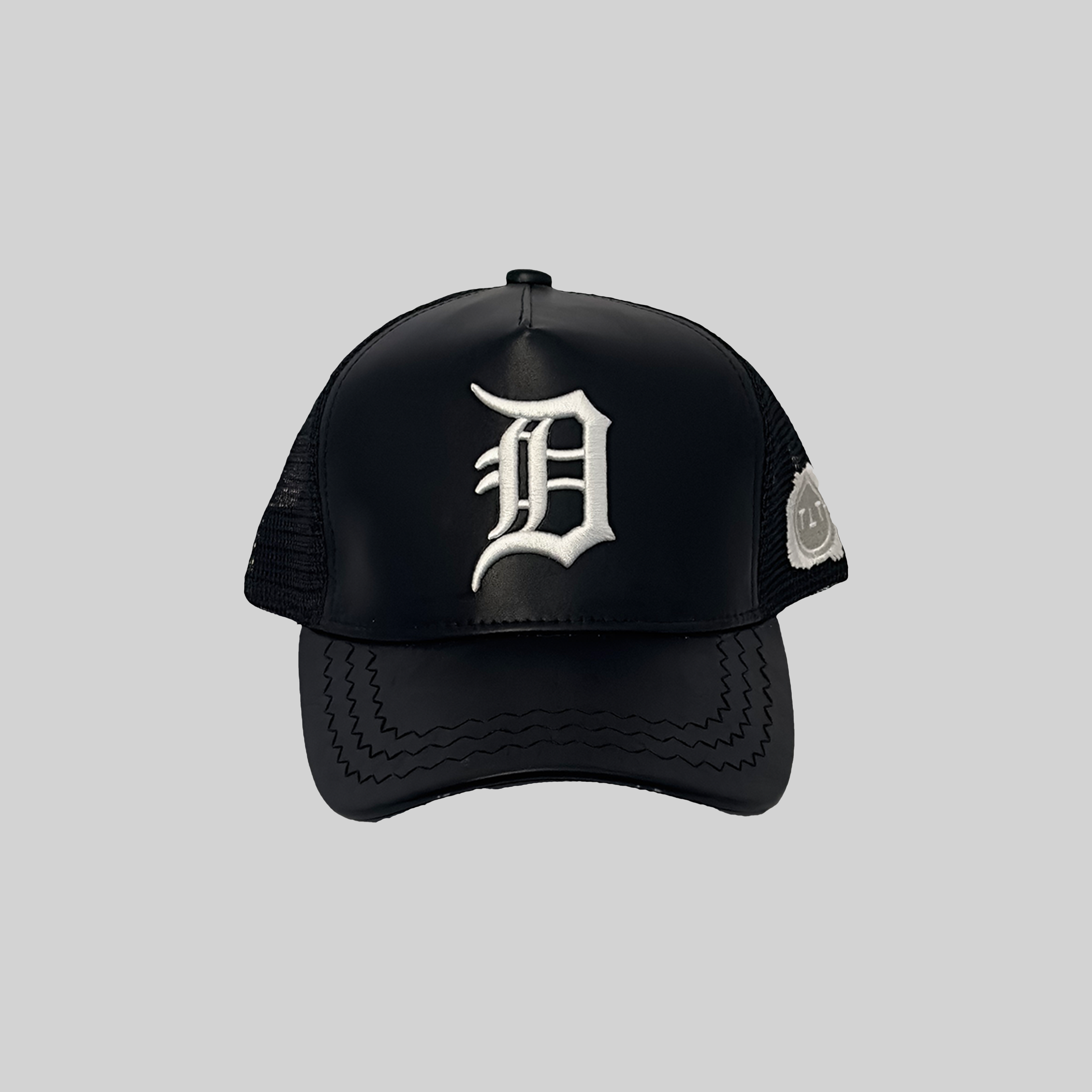 D LOGO TRUCKER HAT