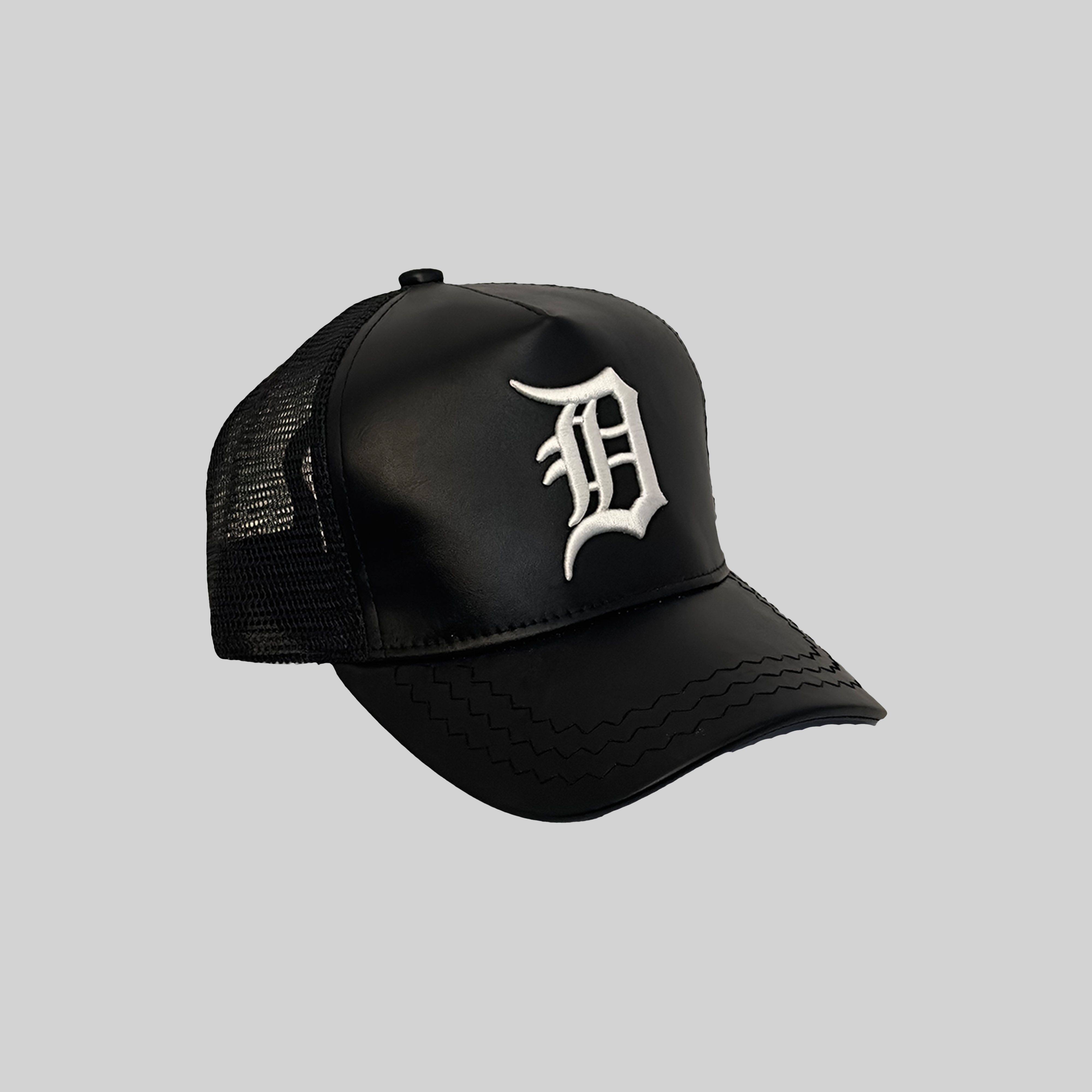 D LOGO TRUCKER HAT